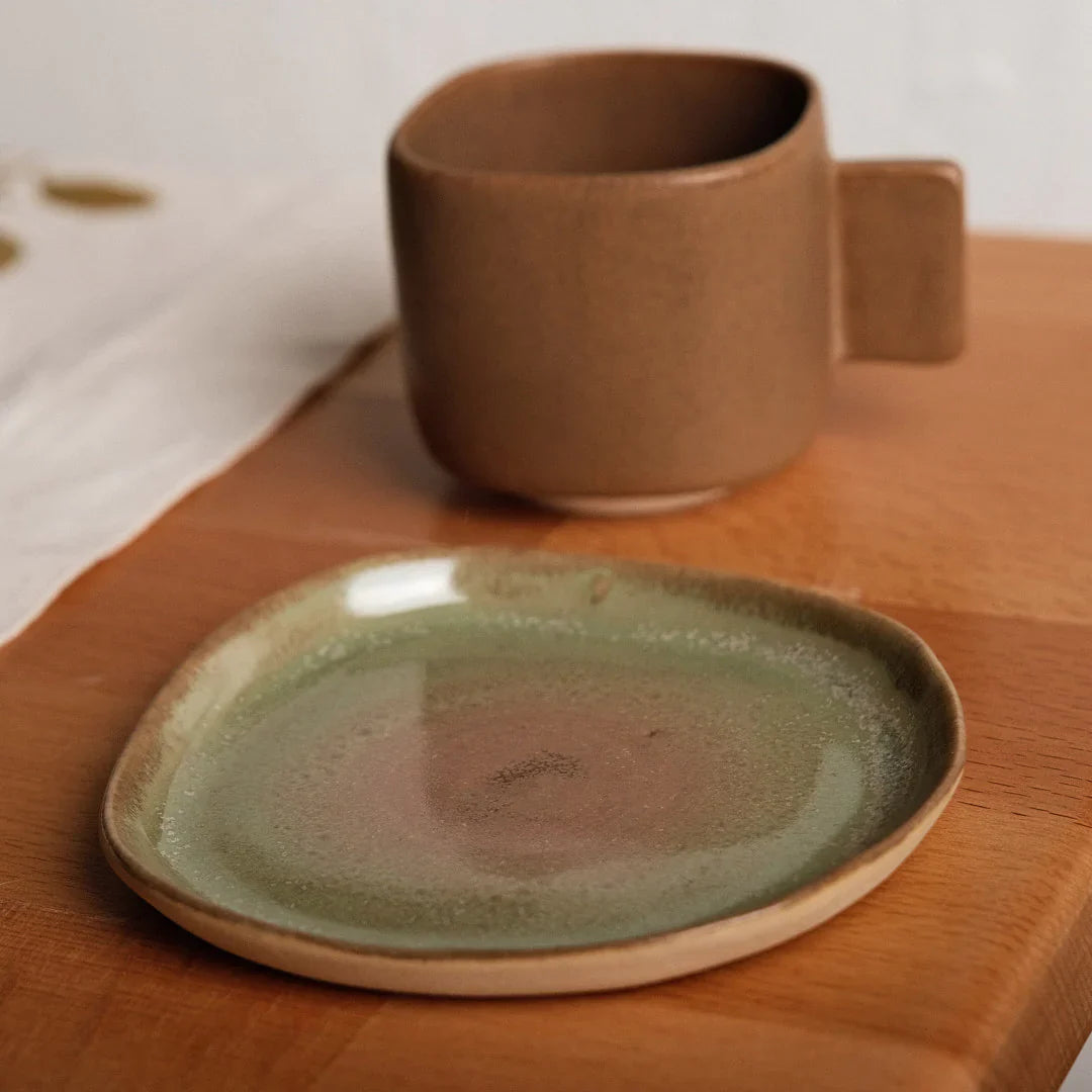 #color_brown-cup-green-plate