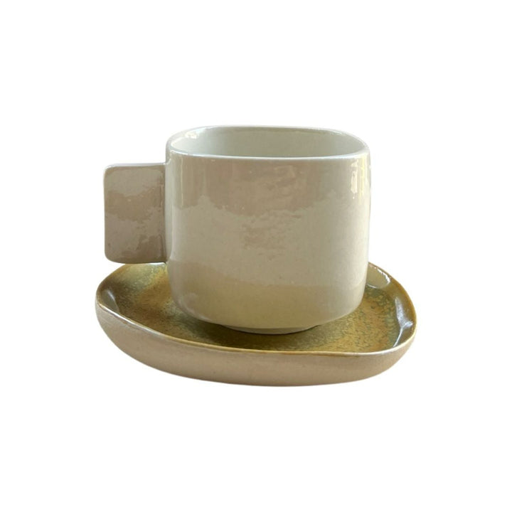 #color_white-cup-yellow-plate